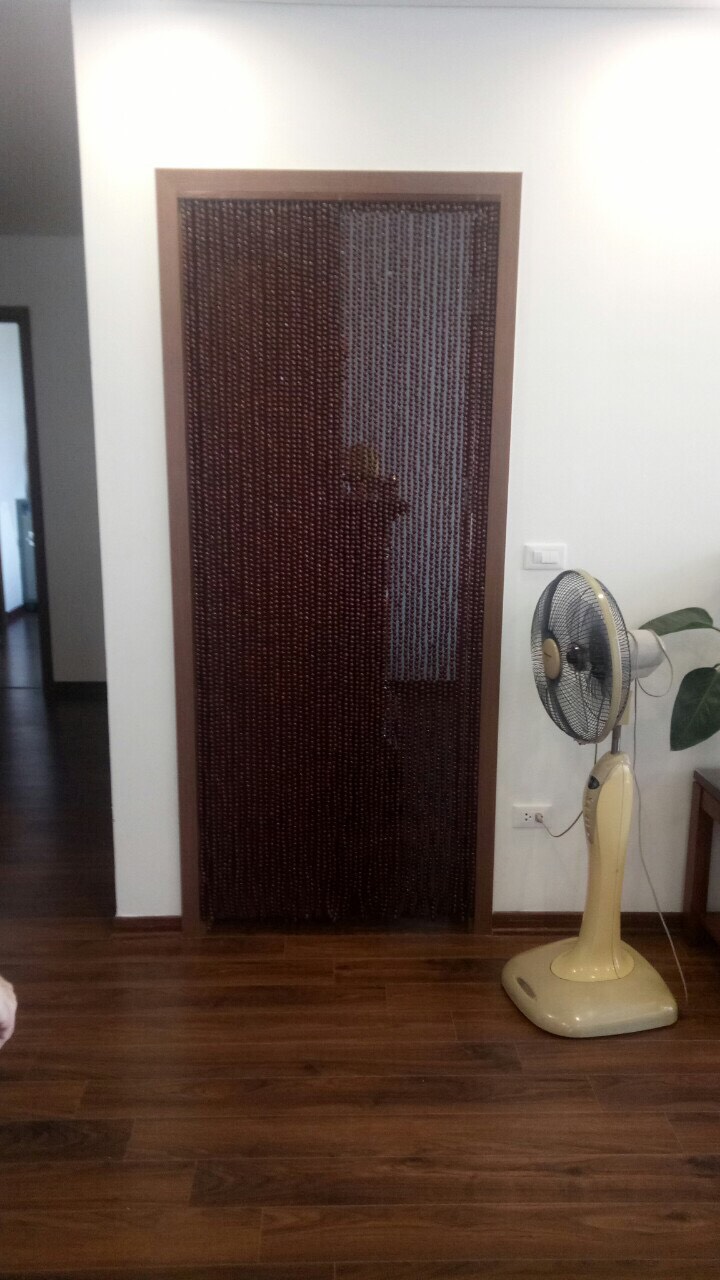 Mành một màu nâu gụ cửa phòng thờ chung cư