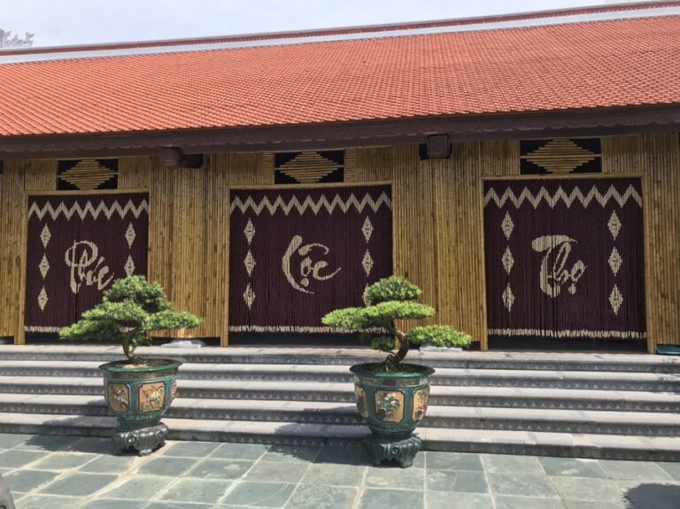Mành hạt gỗ Phúc Lộc Thọ cheo cho nhà thờ