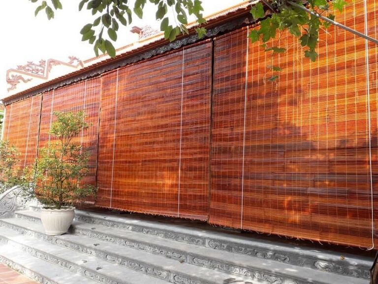 Mành tre màu cánh dán cheo nhà gỗ
