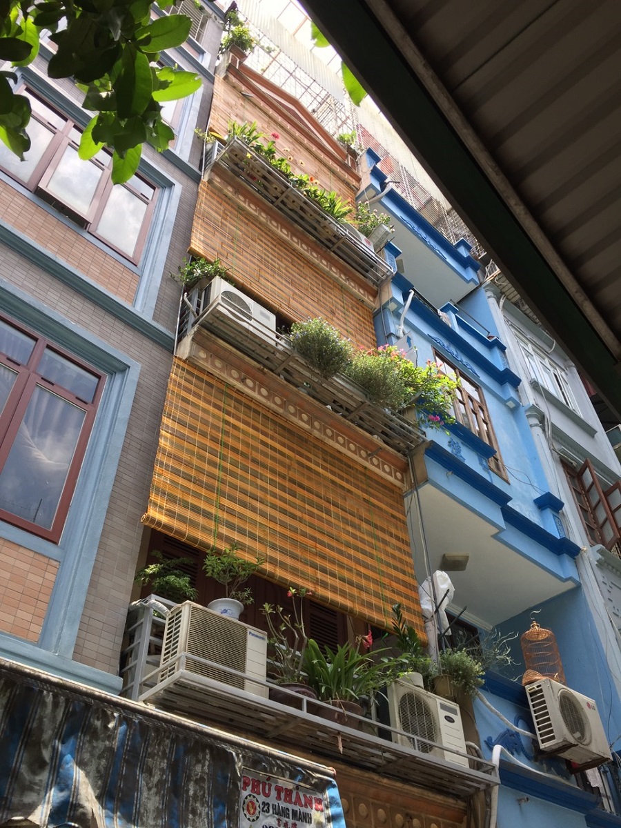 Mành tre màu vàng che nắng ban công