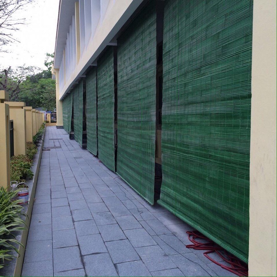 Mành tre màu xanh lá cây che nắng trường học