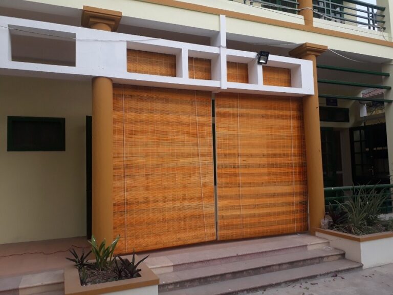 Mành trúc che nắng trường học