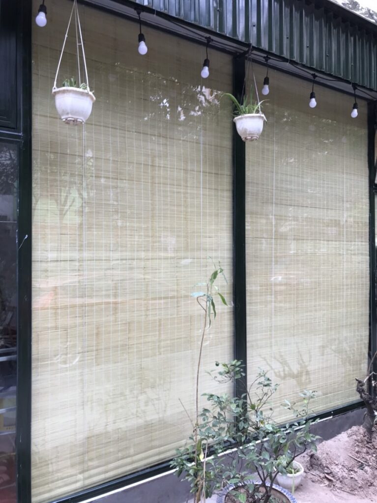 Mành trúc che ở cửa kính