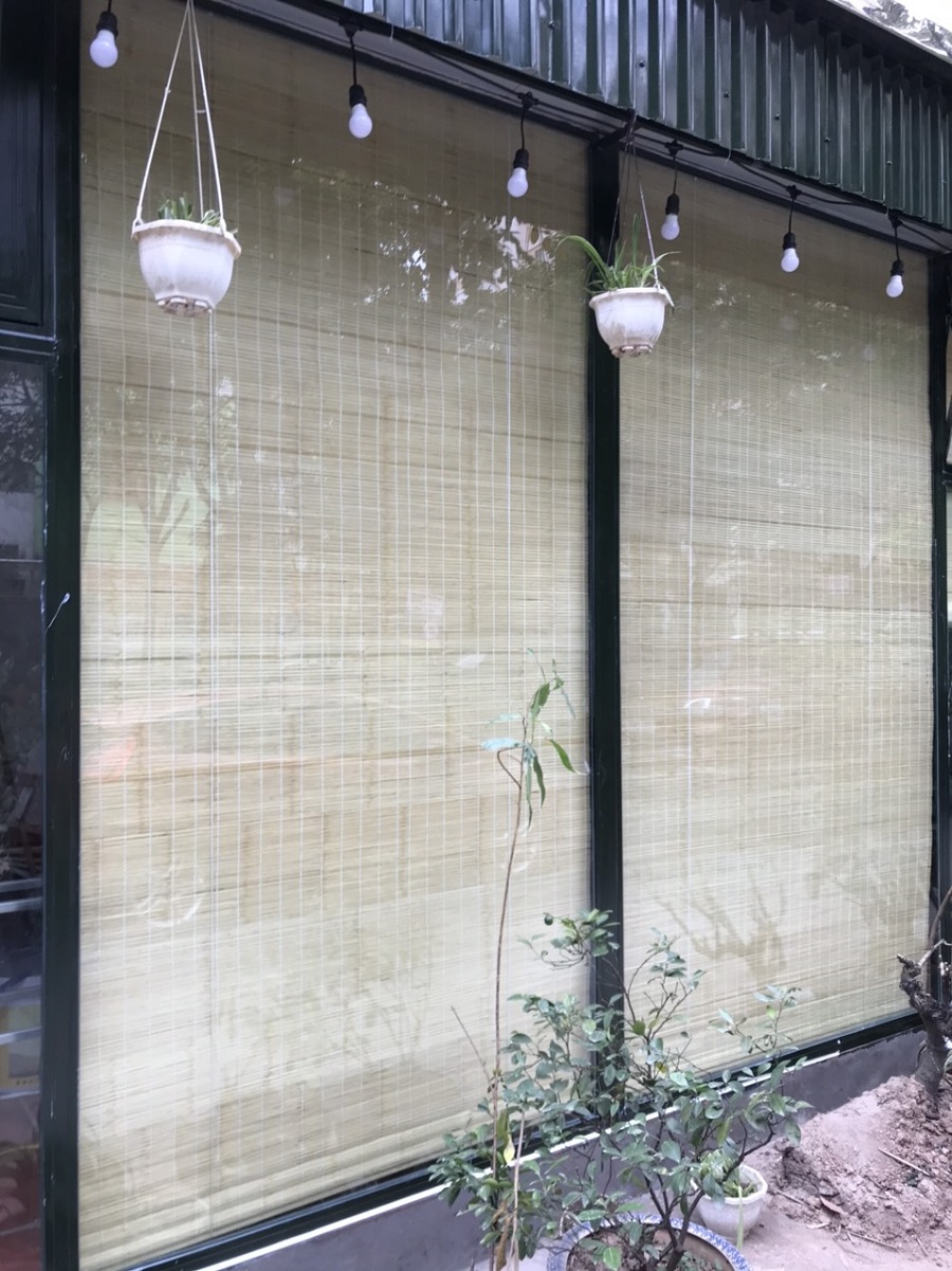 Mành trúc treo cửa sổ nhìn gần trong phòng sáng