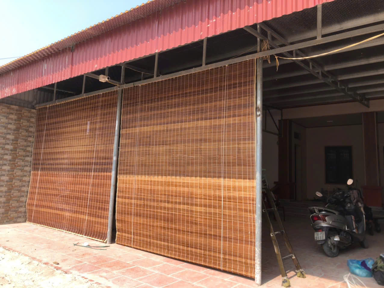 Mành tre trúc cho hiên nhà phố nhìn tổng thể