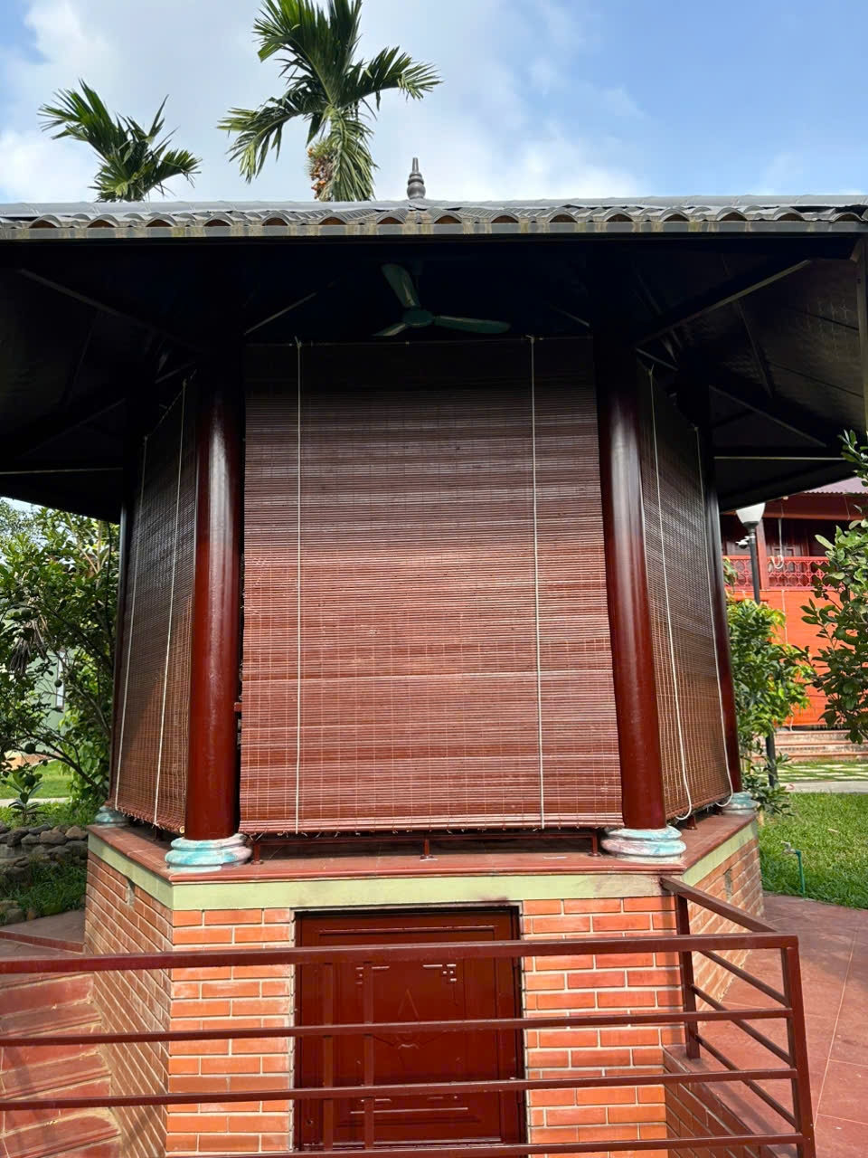 Mành trúc sơn màu gụ cho hiên và ban công