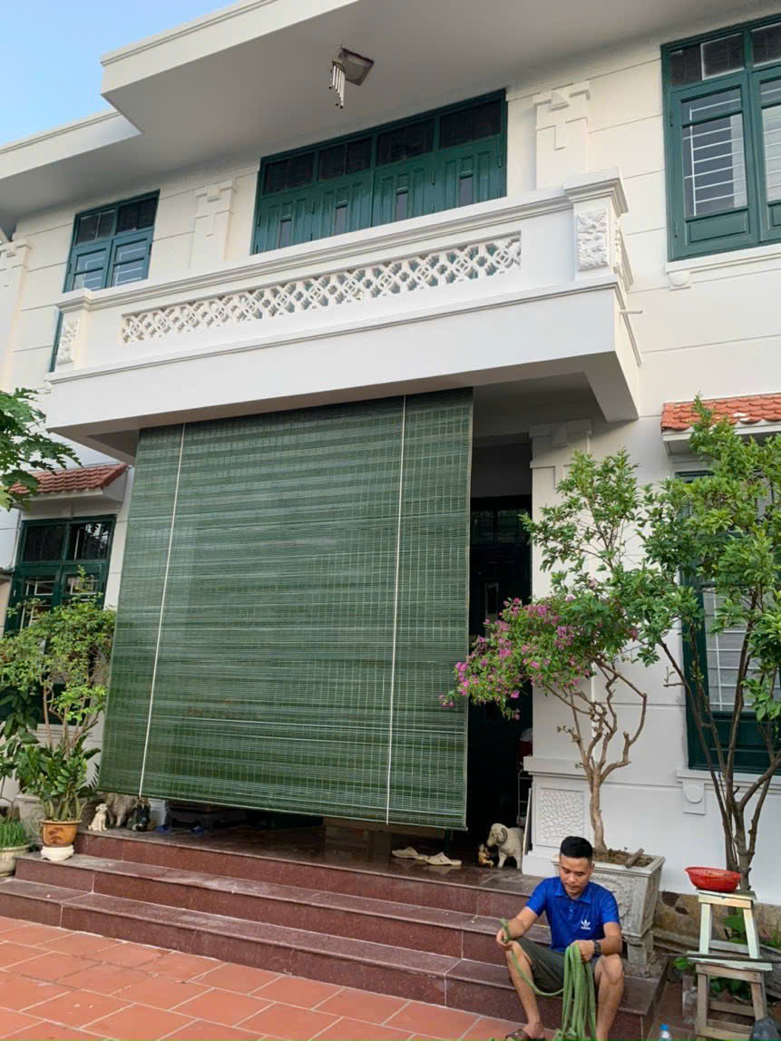 Mành tre trúc lắp ở cửa sổ nhà cấp 4 nhìn gần