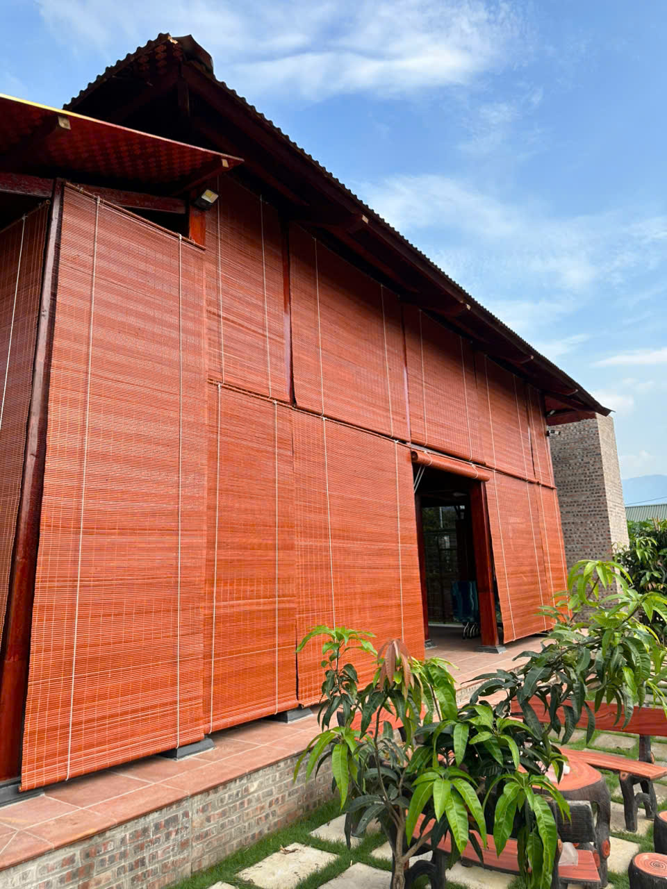 Mành trúc nhà gỗ 3 gian nhìn gần tại Hà Nội