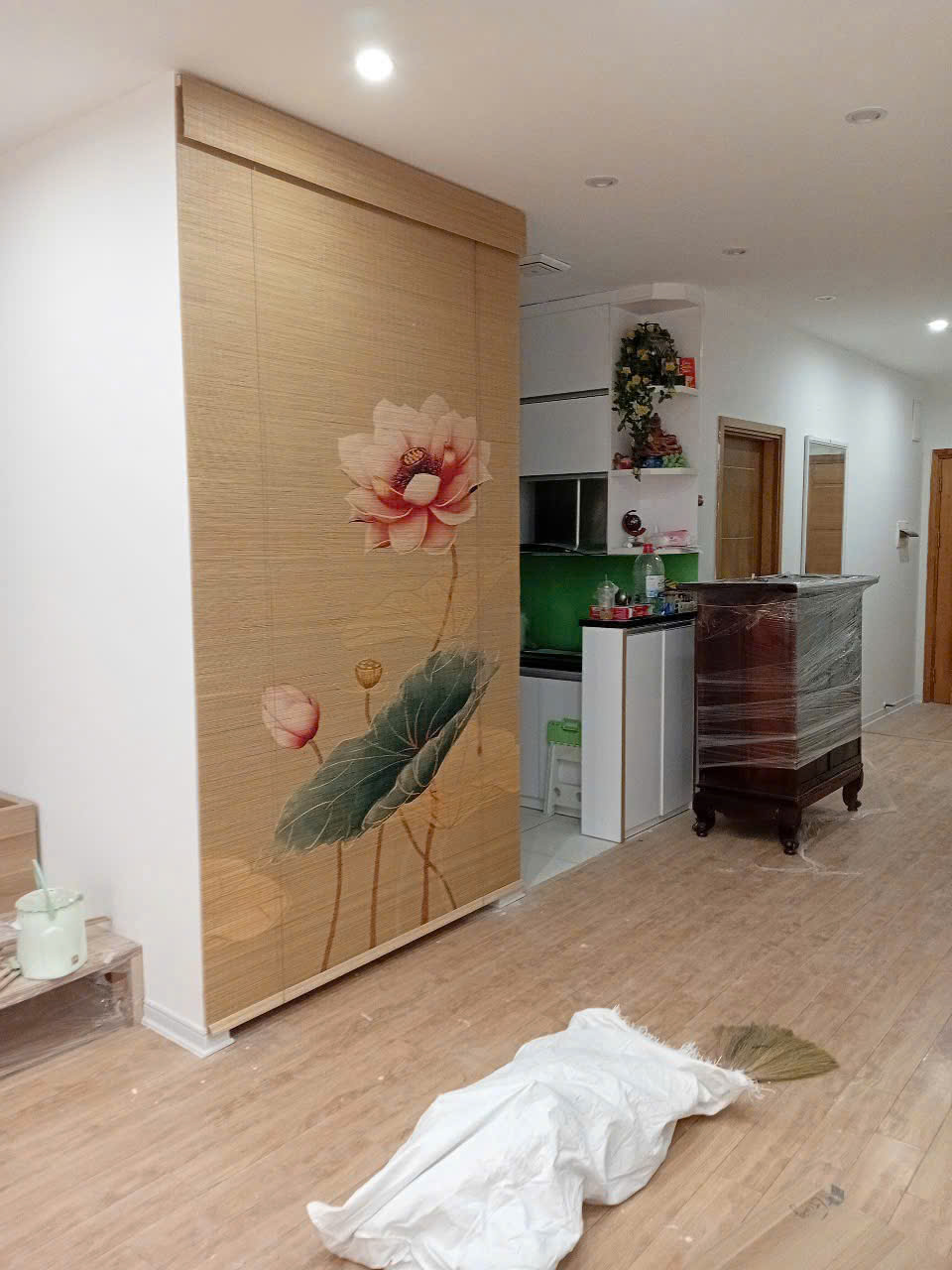 Chi tiết mành tre trúc in tranh hoa sen cho người mua so sánh chất liệu và bề mặt
